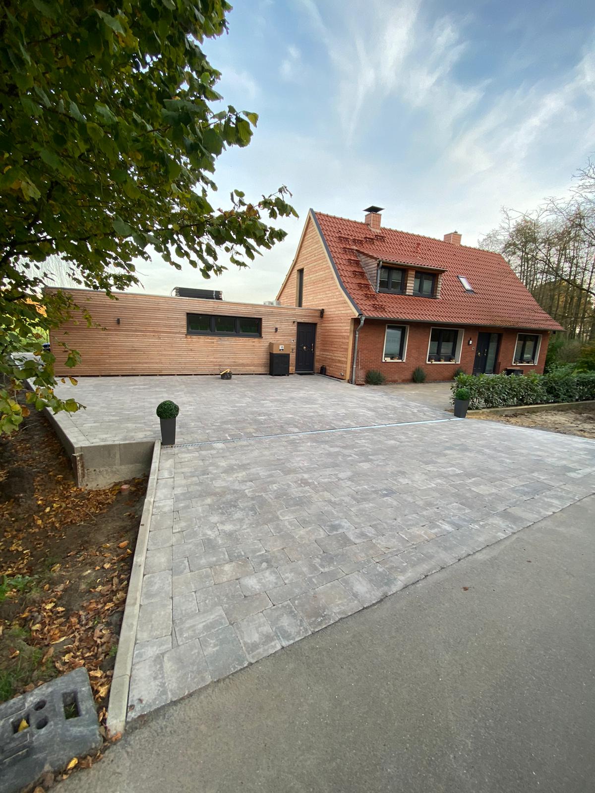 Pflasterarbeiten an Stellplatz und Eingangsbereich in Neuenhaus